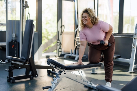 Frau macht Kraftsport