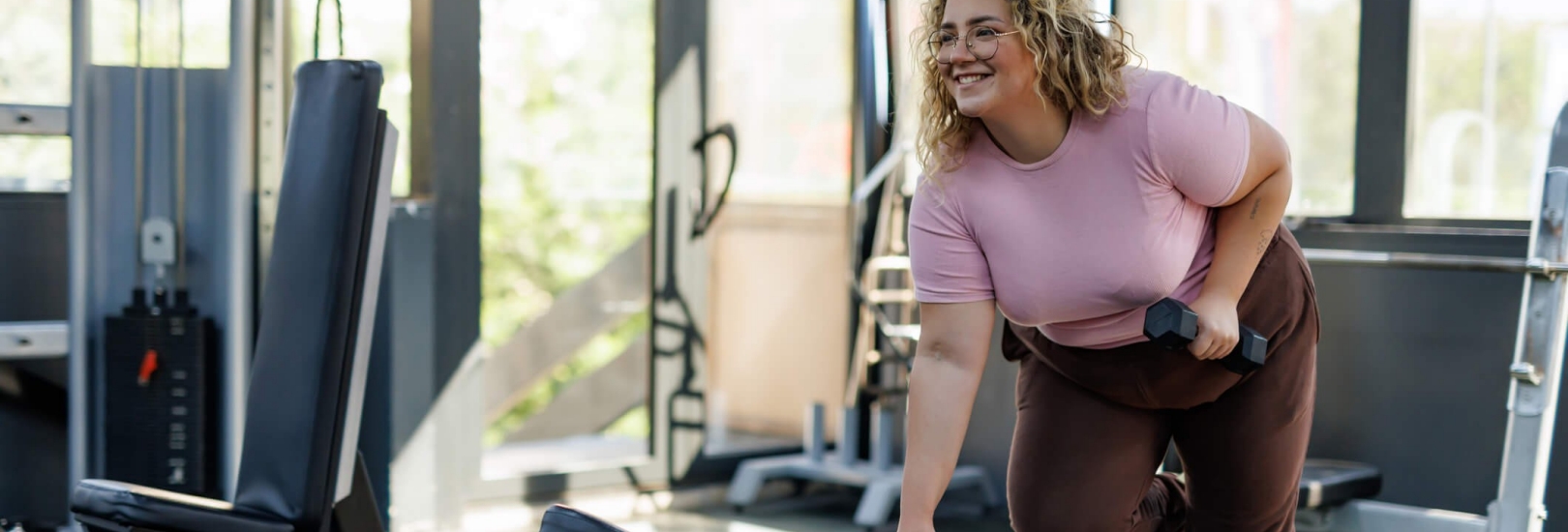 Frau macht Kraftsport