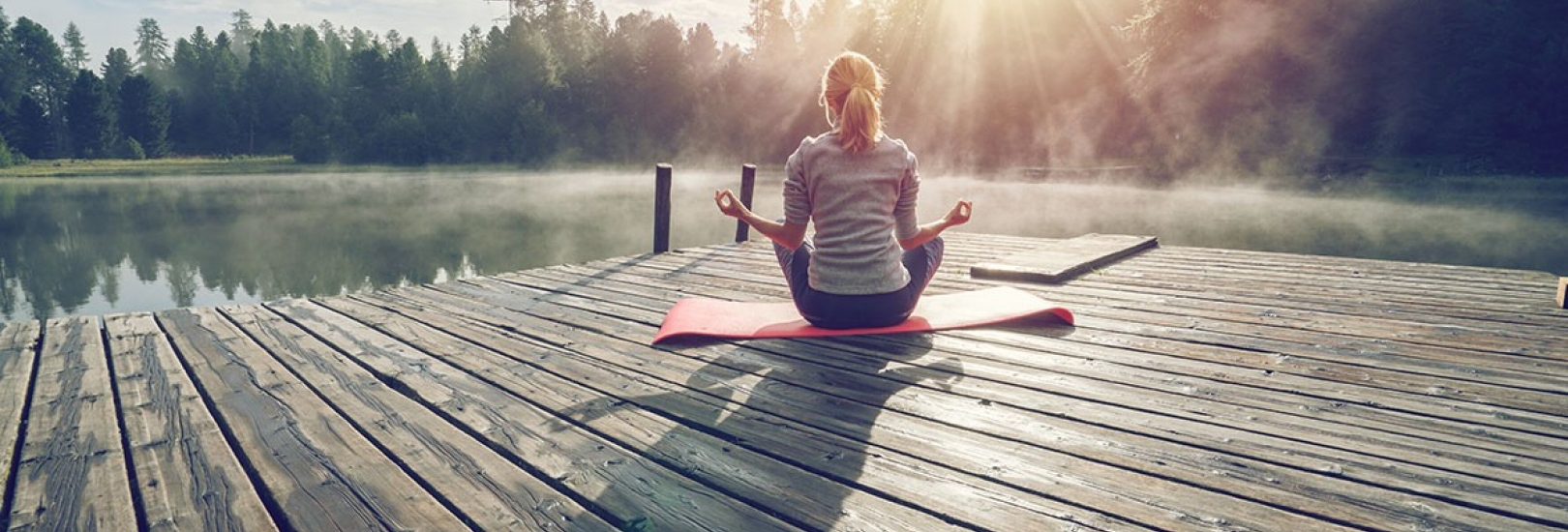 Eine Frau sitzt am See