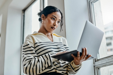 Frau berichtet in MePa über ihr Erlebnis in der Gesundheitsversorgung