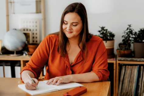 kkh-frau-am-schreibtisch