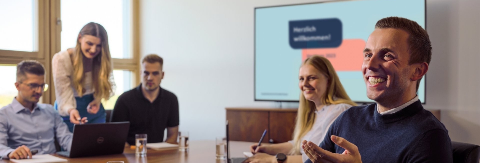 Teammeeting mit mehreren Kolleginnen und Kollegen