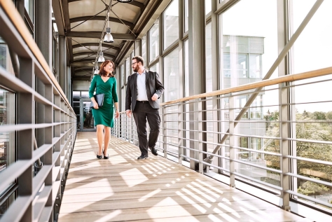 Zwei Kollegen im Gespräch auf dem Flur