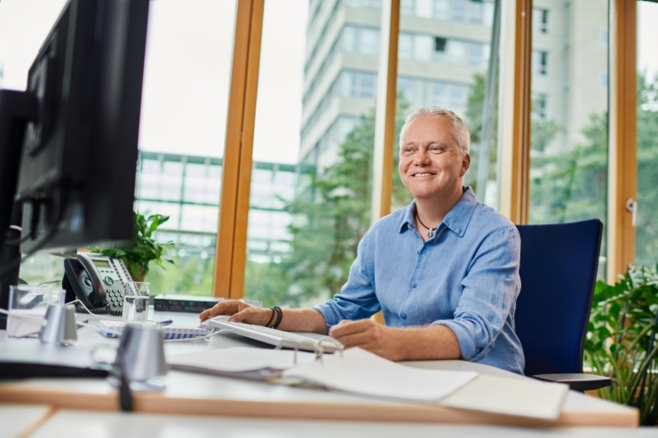 Frontend-Entwicklerin am Arbeitsplatz