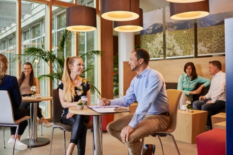 Mitarbeitende vernetzen sich in Café-Lounge