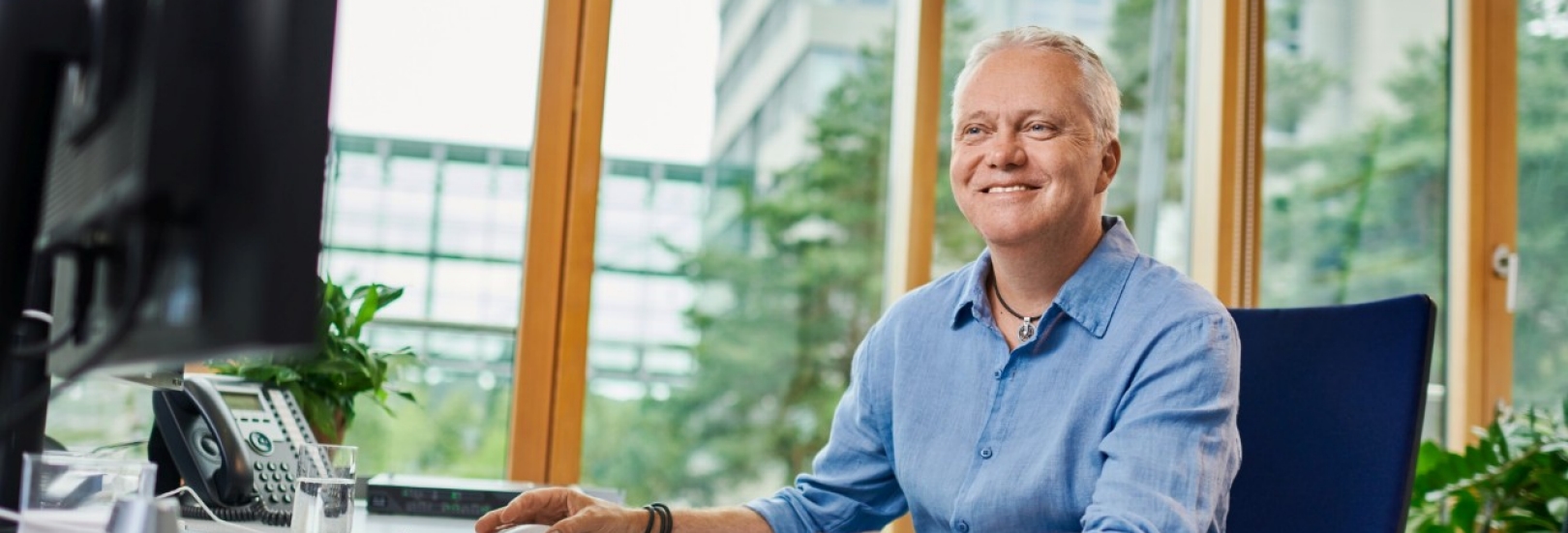 Frontend-Entwicklerin am Arbeitsplatz