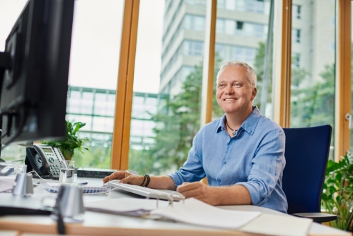 Frontend-Entwicklerin am Arbeitsplatz