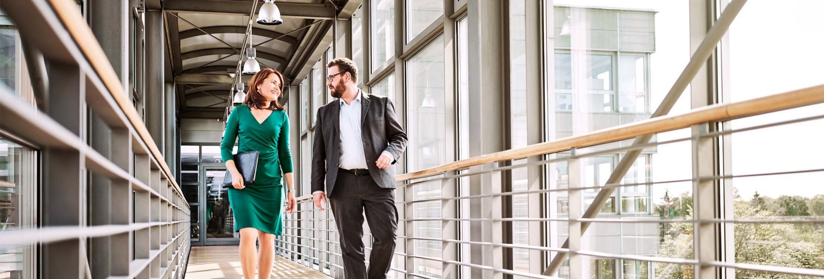 Zwei Kollegen im Gespräch auf dem Flur