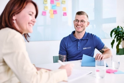 Mann und Frau im Meeting