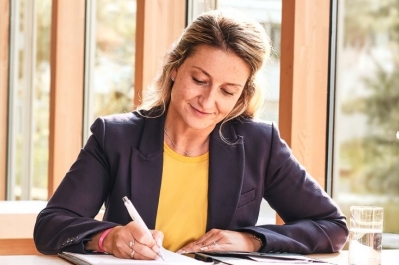 Vertriebsmitarbeiterin bei der Arbeit