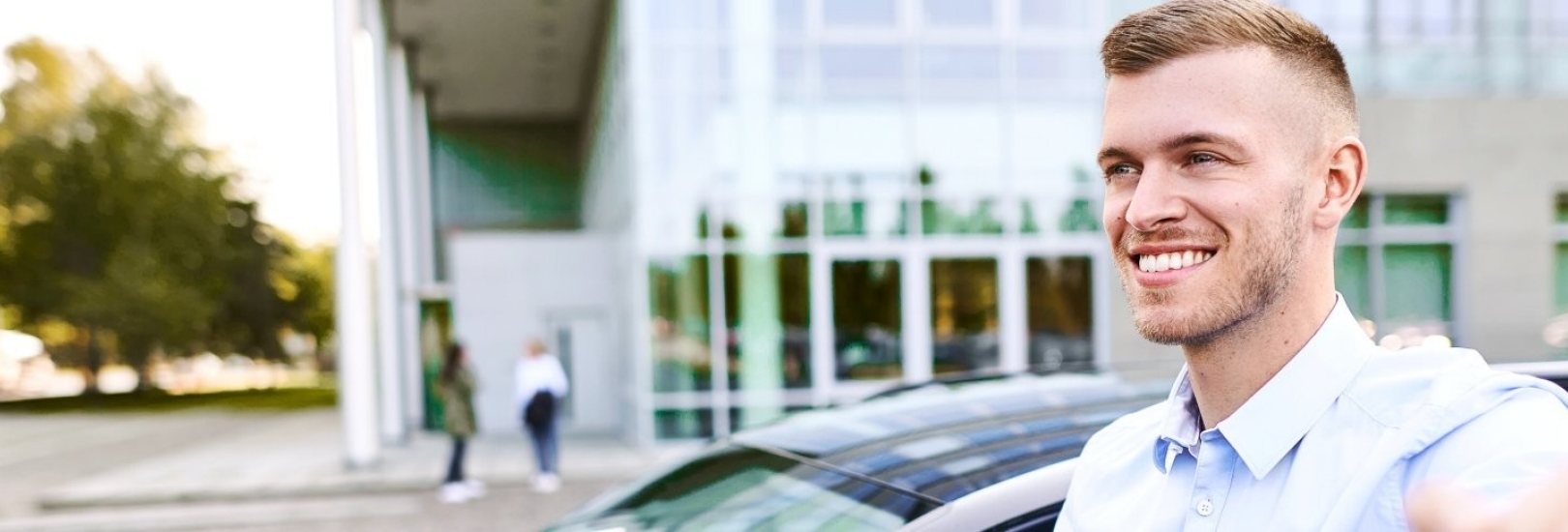 Vertriebsmitarbeiter vor der KKH-Hauptverwaltung