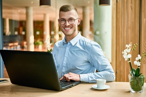 KKH-Mitarbeitender arbeitet am Laptop