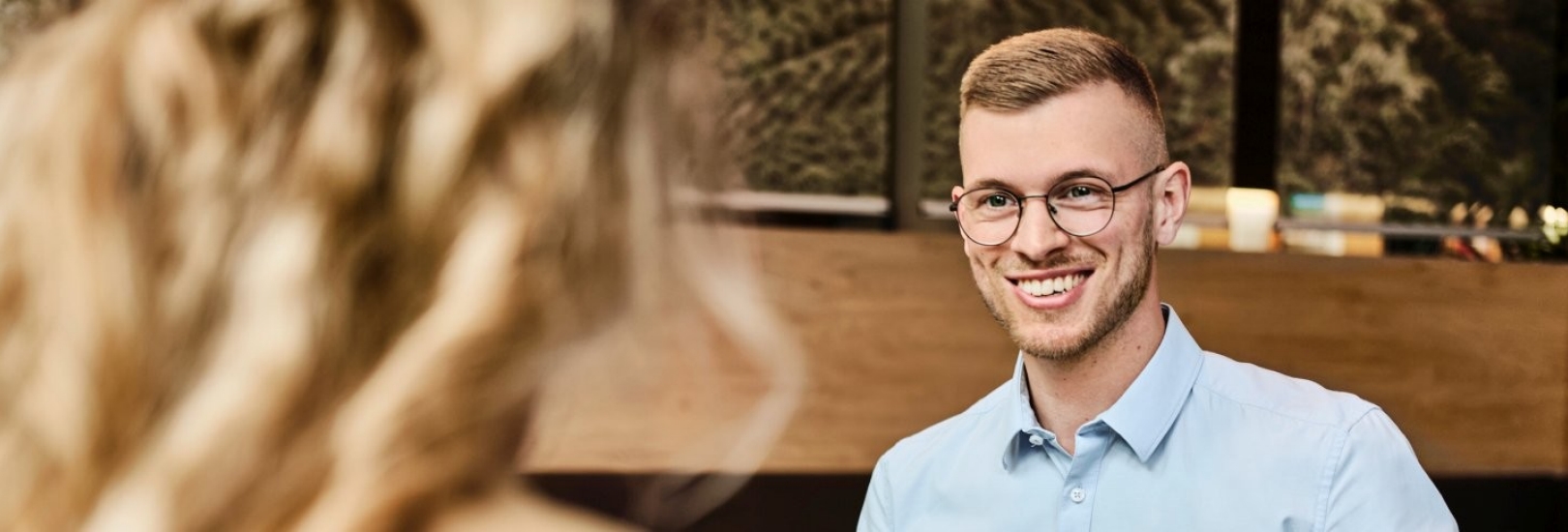 Vertriebsmitarbeiter im Gespräch