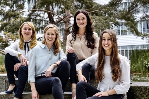 Abgebildet sind vier Kolleginnen aus dem Recruiting-Team der Kaufmännischen Krankenkasse KKH. Sie sitzen auf einer Steintreppe im Innenhof der Hauptverwaltung in Hannover.