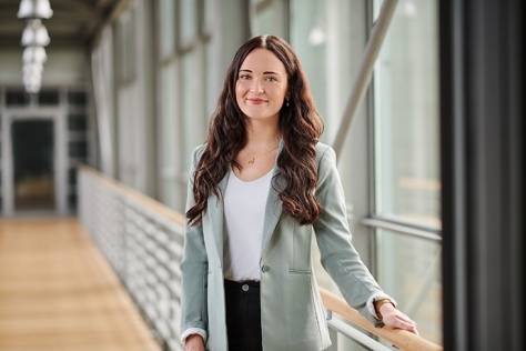 Auf dem Bild zu sehen ist eine Mitarbeiterin der KKH, die in die Kamera lächelt.