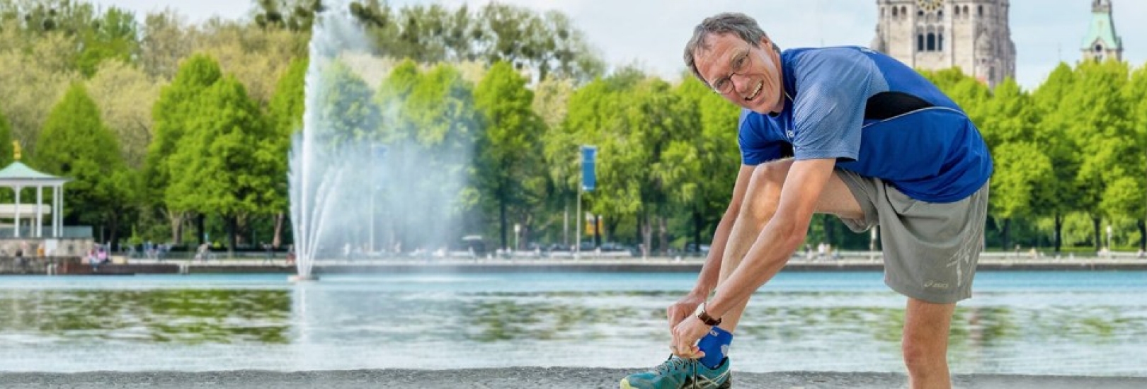 Dieter Baumann beim Schuhe Zubinden
