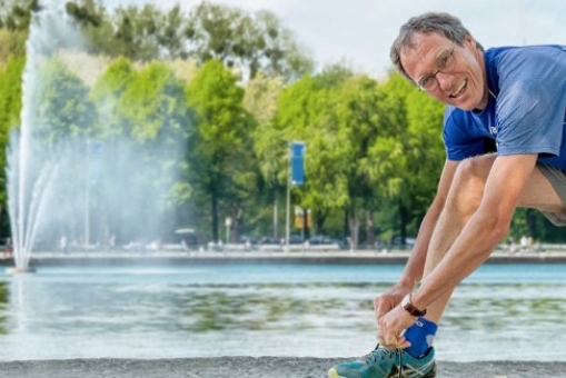 Dieter Baumann beim Schuhe Zubinden