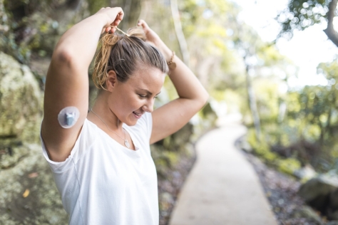 Eine diabetische Frau bereitet sich auf einen Lauf vor.