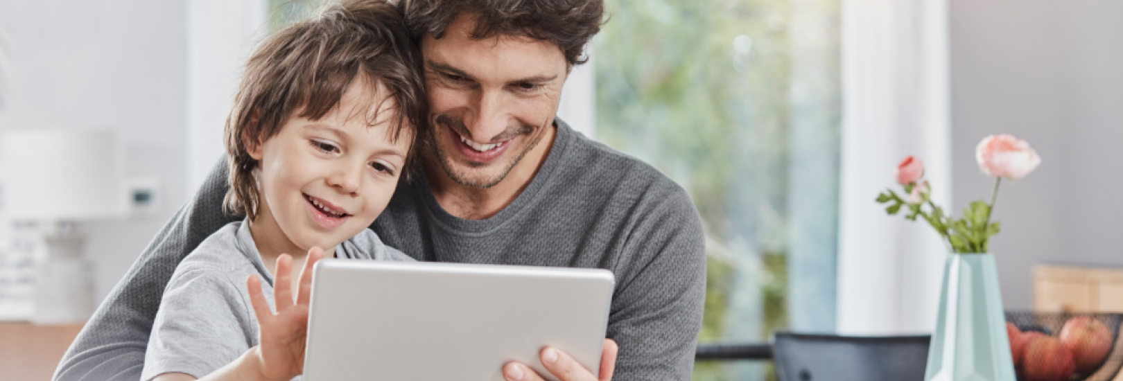 Vater und Sohn am Tablet