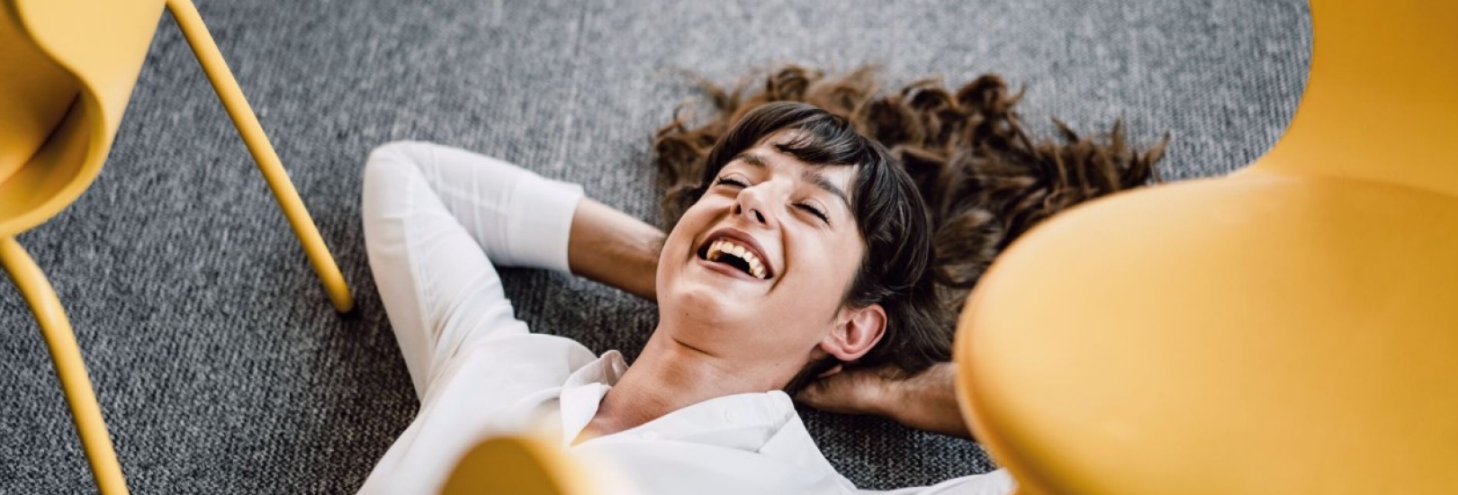 Frau im Büro macht Pause