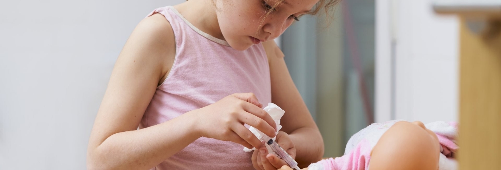 Kind spielt mit einer Puppe