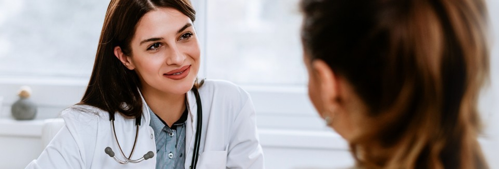 Eine Ärztin berät eine Patientin.