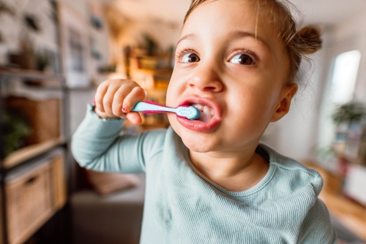 Kind putzt Zähne