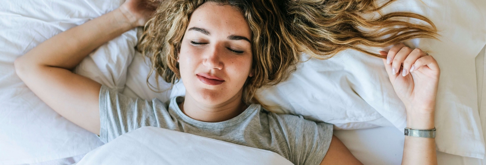 Frau schläft im Bett