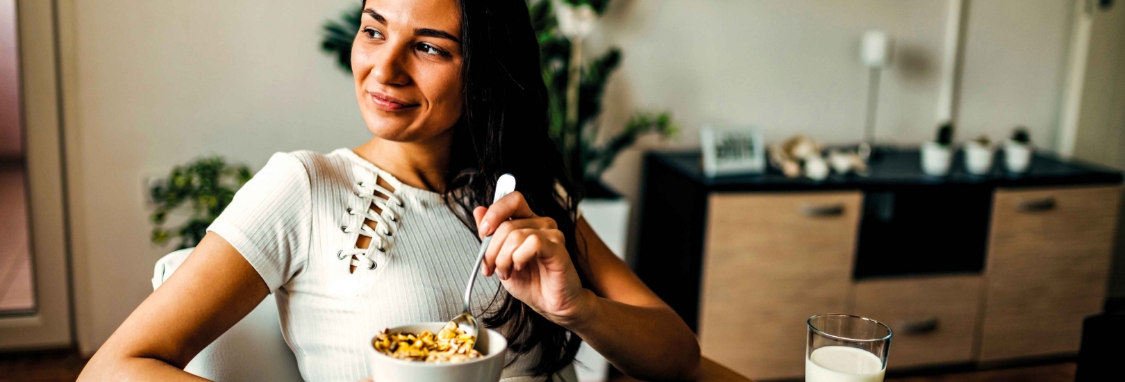 junge frau muesli ernaehrung entspannt