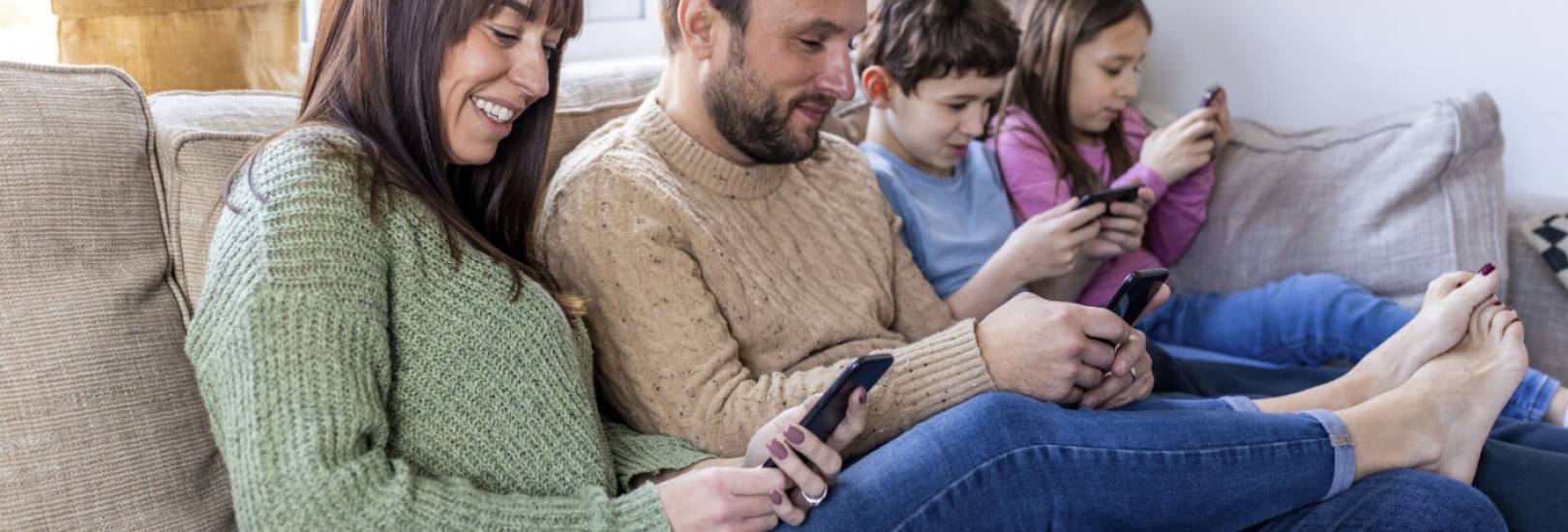 mediensucht familie handy sofa