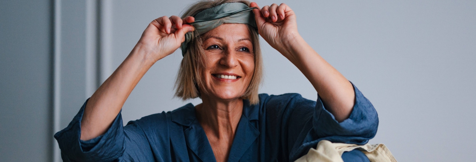 Frau mit Schlafmaske im Bett